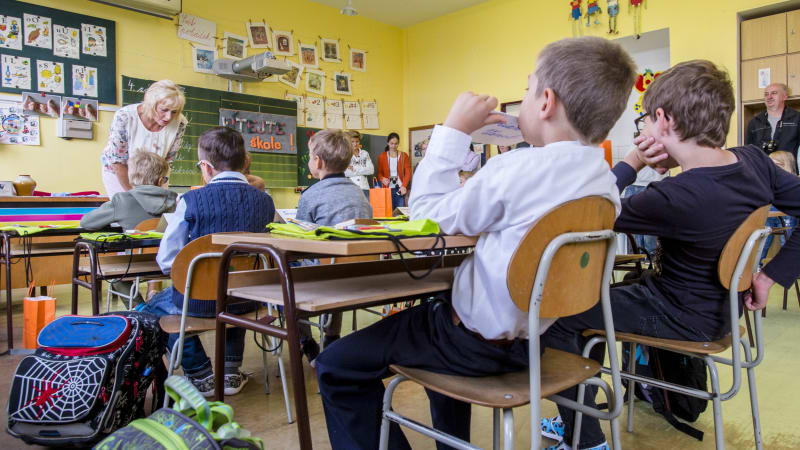 Do lavic usedlo přes 100 tisíc prvňáků. Nebojte se nezdarů, přivítal žáky prezident v Pečkách