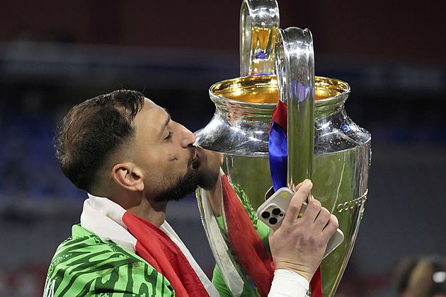 Fotbalové přestupy ONLINE: Donnarumma posílí City, Isak na cestě do Liverpoolu