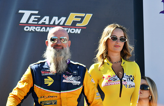 OBRAZEM: Playmate v hořícím autě s logem OnlyFans a další mostecká dramata