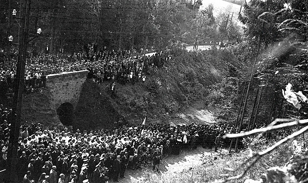 Horor v Kobylím dole. Spadlý drát se na slavnosti mezi lidmi proměnil ve smrtící bič