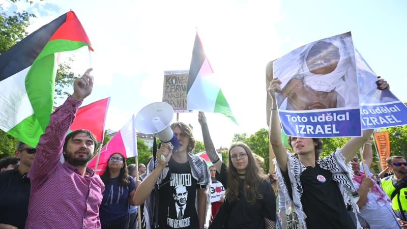 Propalestinští demonstranti narušili mítink Spolu v Praze. Skandovali hesla o genocidě v Gaze.