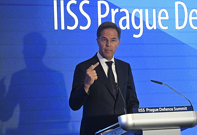 Rusko a Čína budují armády, aby přetvořily globální řád, řekl v Praze šéf NATO