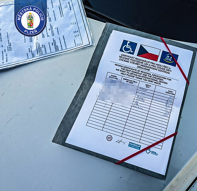 Neslyšící najednou zase slyšeli. Strážníci si došlápli na falešnou sbírku