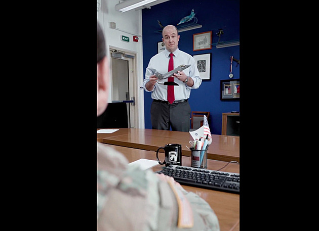 Teď, teď tu byl! Nový šéf americké ambasády se představil po cimrmanovsku