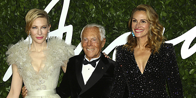 Ikonické róby i lesklá saka. Připomeňte si nejlepší modely Giorgia Armaniho