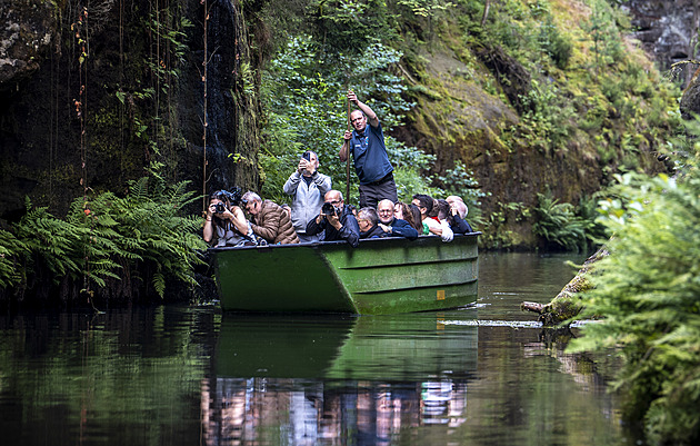 Konečně otevřená Edmundova soutěska láká tisíce turistů. Na loďkách byla i svatba