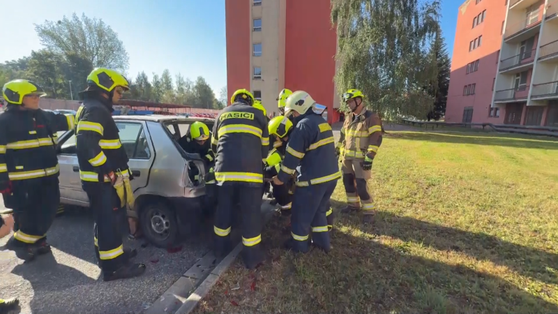 Rozsáhlý požár automobilů v Brně: Od hořící dodávky přeskočily plameny na další tři vozy