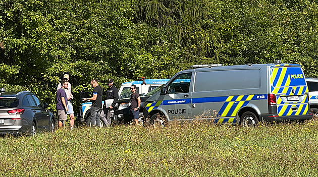 Muž a žena v Praze zahynuli při pádu ultralightu, stroj měl po startu závadu