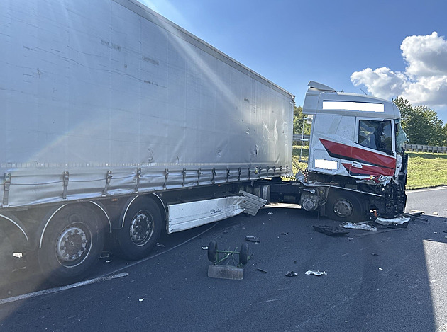 Při srážce kamionu s dodávkou na Mostecku zemřel člověk, další je vážně zraněný