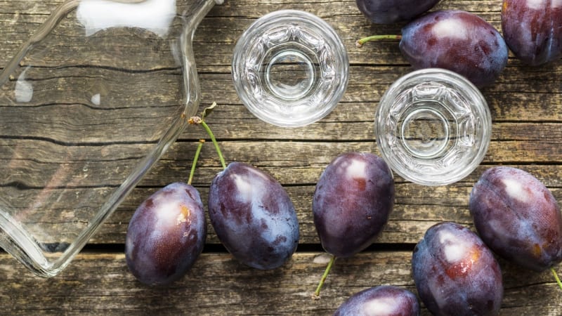 Palírny se radují z úrody švestek a meruněk. Přesto zdraží