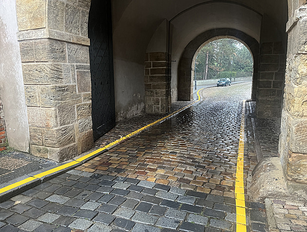 Žluté čáry hyzdí bránu na Vyšehradě. Kdo by v ní parkoval, odmítá je ředitel