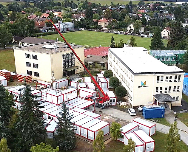 Děti ve středočeských obcích začaly školní rok v buňkách, hasičárně i hospodě