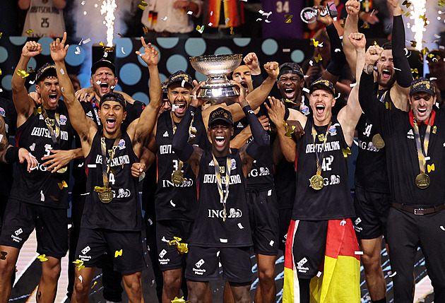 Němci slavili i s uzdraveným koučem. A hrdina hlásil: Reprezentovat chci do 40 let!