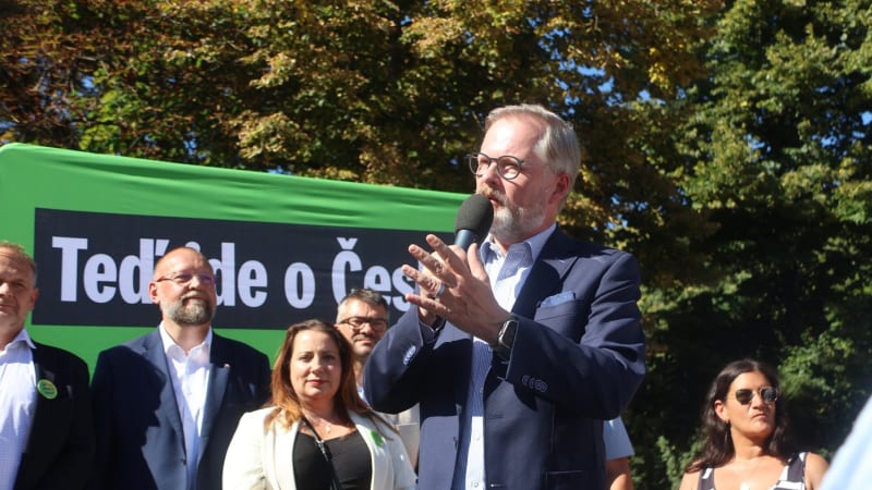 Táhni, pořvávali odpůrci na Fialu v Ostravě. Hrozili mu holí a sprostě nadávali