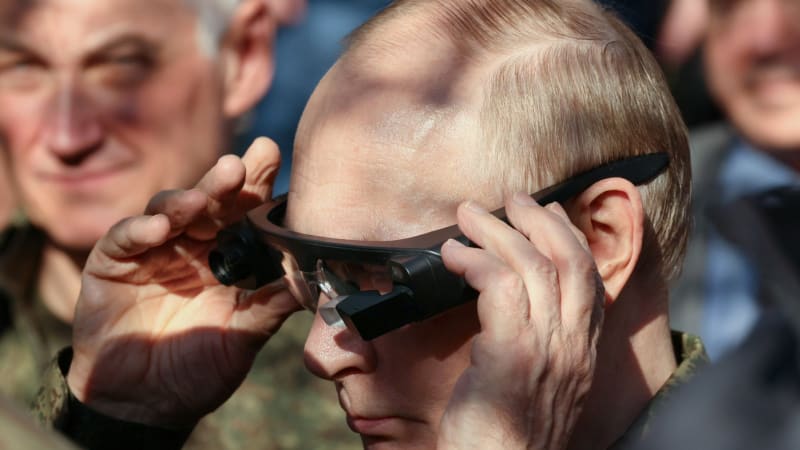 Putin dorazil na rusko-běloruské vojenské manévry. Oblékl si na to uniformu