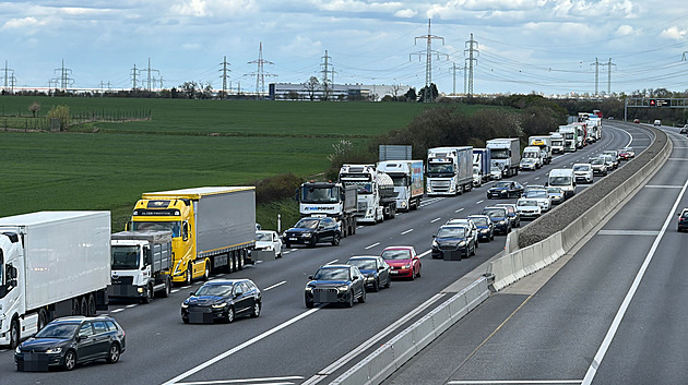 Hromadná nehoda sedmi vozidel na D5 u Rokycan. V jednom pruhu obnovili provoz
