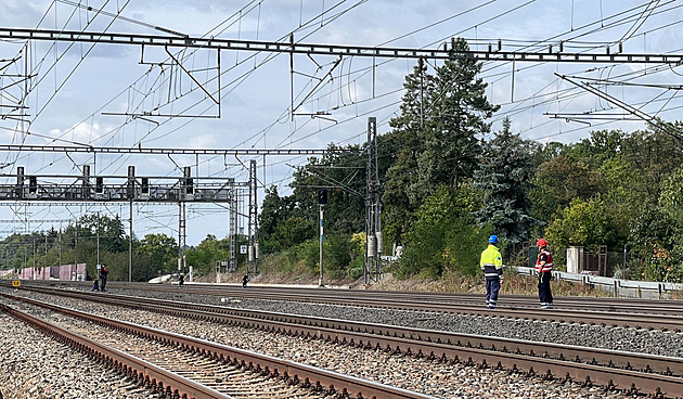 Muže u Běchovic srazil vlak, na železnici v neděli zemřeli už tři lidé