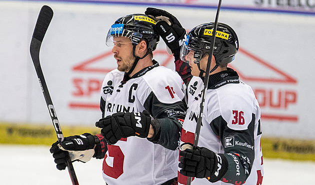 ONLINE: Kometa ztrácí, karlovarský mladík Tomek opět skóruje. Třinec vede s lídrem