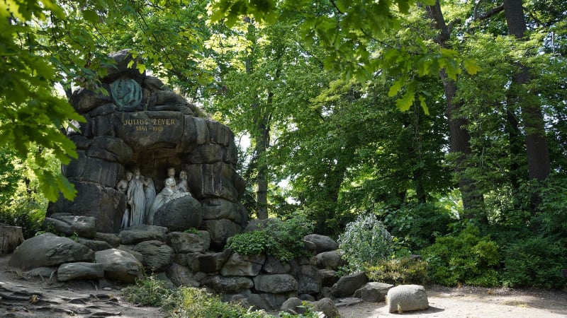 Hrad opraví pomník v Chotkových sadech z roku 1913. Novou podobu parku vybere ze sedmi návrhů