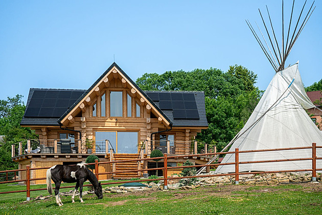 Šumavské volání divočiny. K výjimečnému srubu přidali krásné koně a medvědy