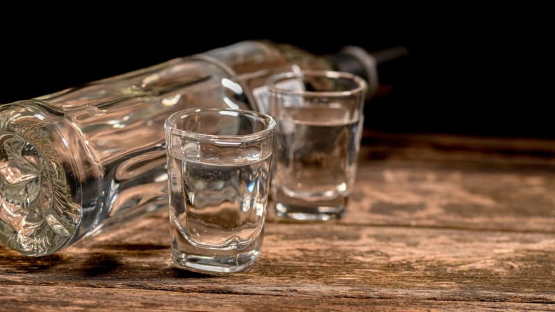 Metanol zabíjel v Rusku: Po vypití alkoholu zemřelo již 19 lidí, surovinu měla dodat učitelka