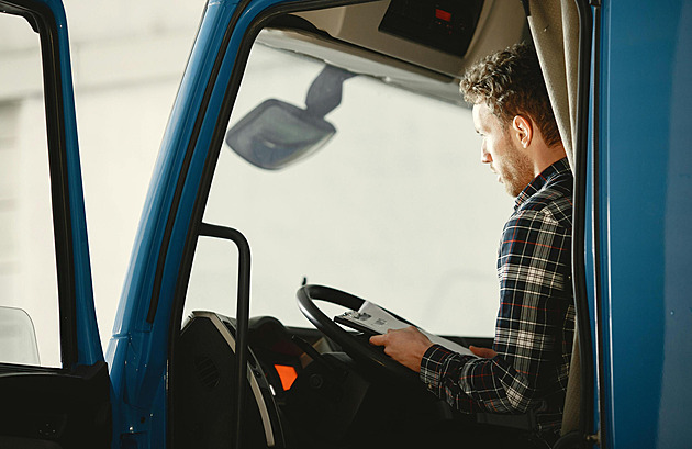 Řidičů je málo, trápí dopravce. Zájemce lákají na bonusy, mezery vyplňují Filipínci