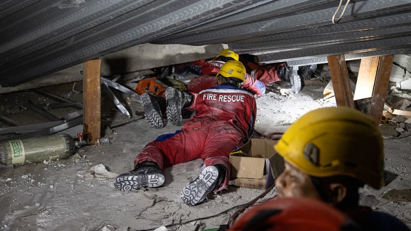 Tragédie v Indonésii: Při zřícení školy zemřely desítky dětí, další těla leží pod troskami