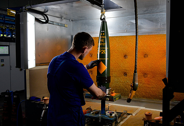 Místo aut obrněná vozidla. Automobilky v krizi zvažují fúzi s obranným průmyslem