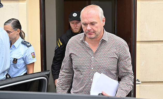 Korupční kauza exprimátora Hrabáče už měsíce stojí kvůli nedostupným důkazům