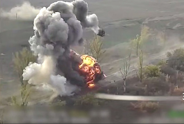 Explodující obrněnce létaly vzduchem. Ukrajinci ukázali nálet na ruskou kolonu