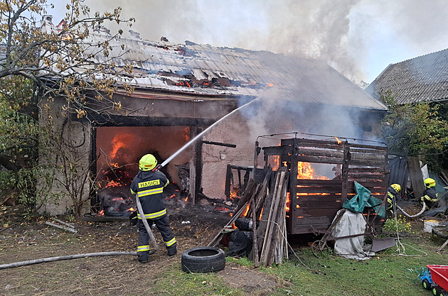 Při požáru v Dolanech utrpěl majitel popáleniny, hasiči zachránili koně