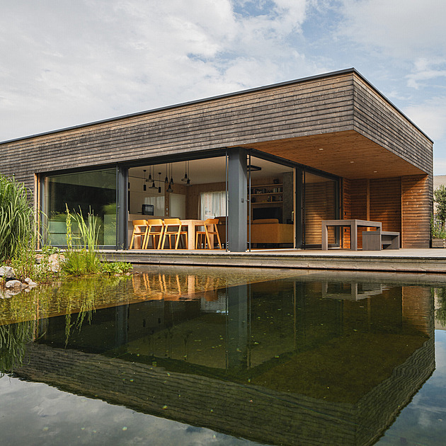 Zády k zástavbě, tváří k lesu. Vila u Prahy, která skutečně chrání své majitele