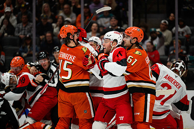 Chaos na ledě. Dostál jel přes celé kluziště do šarvátky. Kluci drží při sobě, chválí kouč