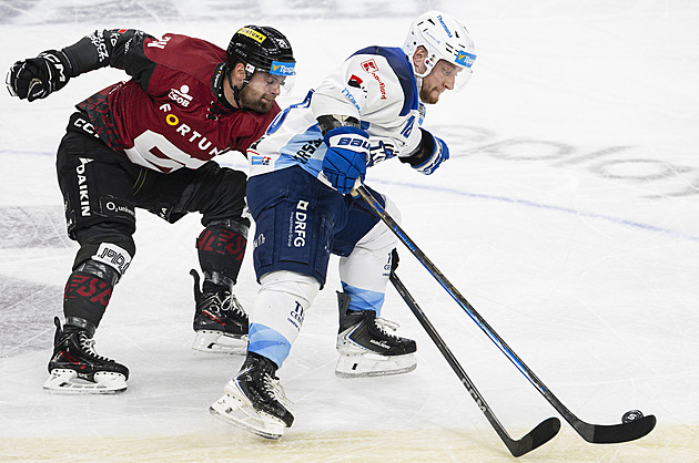 ONLINE: Zbořil proměňuje nájezd, Kometa snižuje. Ve vedení Třinec či Hradec
