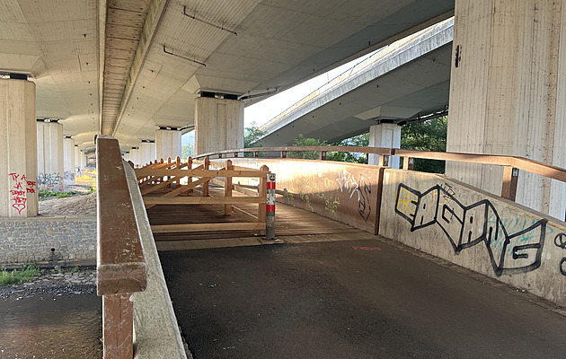 Lávku na cyklostezce u Kauflandu sežrala dřevomorka, nová bude z oceli