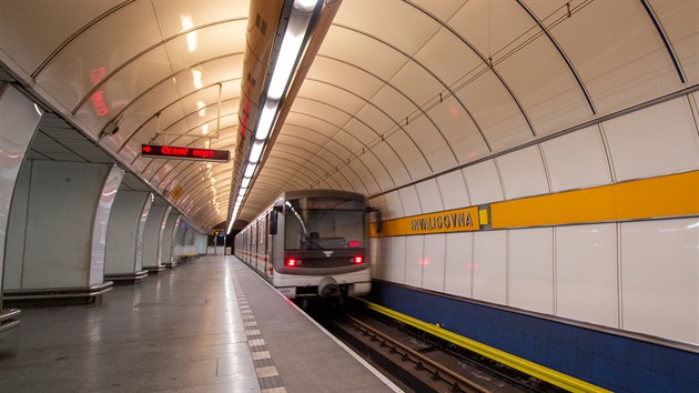 Cizinec na Invalidovně kopl zlostí do metra a upadl. Souprava ho málem uvláčela