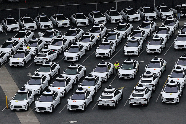 Vtipálek navedl padesátku robotaxíků Waymo do slepé uličky, byla z toho zácpa