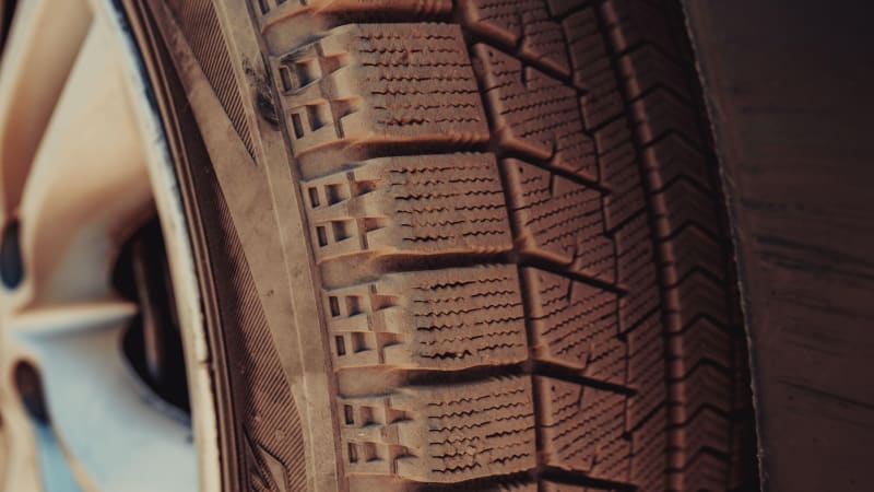 Starší zimní pneumatiky v zahraničí stačit nemusí. Podívejte se, na co dát při přezouvání pozor