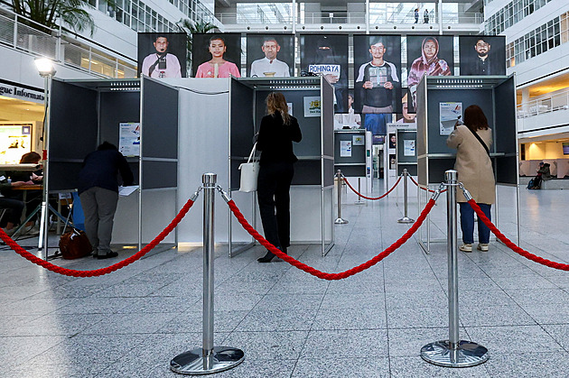 Nizozemci hlasují v předčasných volbách. Wilderse by tentokrát mohly strany obejít