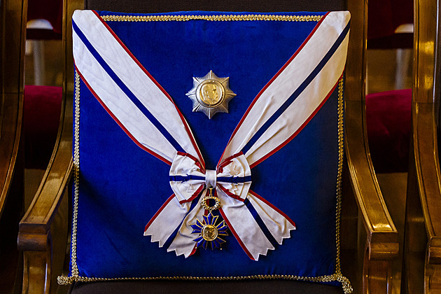 Za návrh chtěl podepsanou fotku Havla. Jak vznikala podoba státních vyznamenání