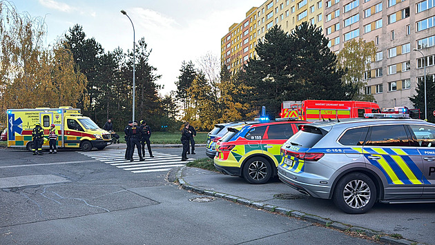 V pražském Kamýku vzplál byt. Hasiči evakuovali 10 lidí, jedna žena je popálená