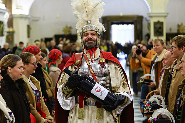 OBRAZEM: Požehnání, průvod i přípitek. Svatý Martin přivezl víno na největší košt