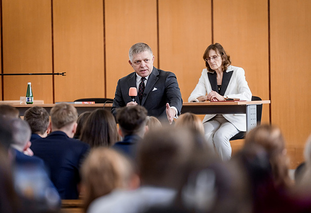 „Arogantní“ Fico pobouřil studenty, odešli ze sálu. Jděte si do války, řekl jim