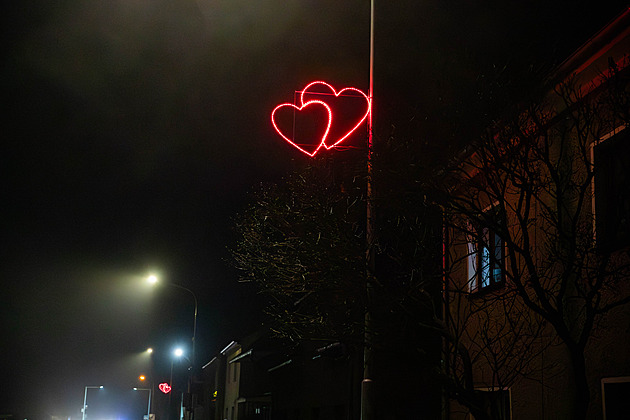 Ulice zdobí o adventu červená srdce. Jako ve vykřičené čtvrti, kritizují lidé