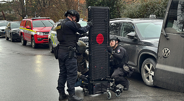 Zabarikádovaný muž v malešickém bytě, hrozí zapálením domu. Policie budovu evakuovala