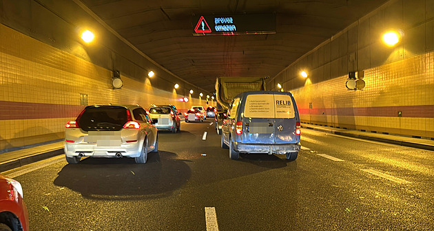 V Bubenečském tunelu se srazilo osm aut, provoz již funguje bez omezení