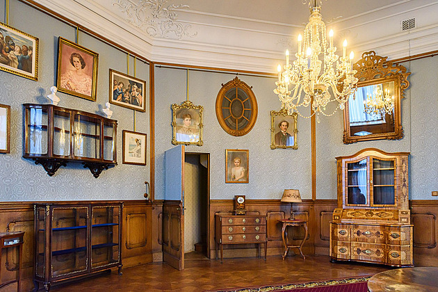 Restaurátoři zachránili další vzácné tapety na zámku v areálu zlínské zoo