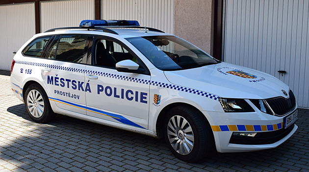 Nenechavci drancují kontejnery s obnošenými oděvy, poničili desítky nádob