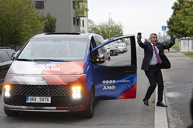 OBRAZEM: Babišovy slzy i Zemanův polibek smrti. Nejlepší politické fotky roku