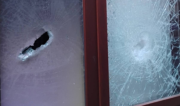 Policisté zadrželi muže, který zaútočil sekerou na kancelář poslance Bartoše